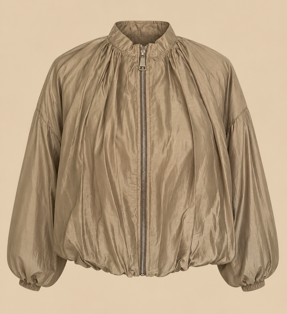 Chaqueta Oslo beige de cuello alto con cremallera sobre fondo beige