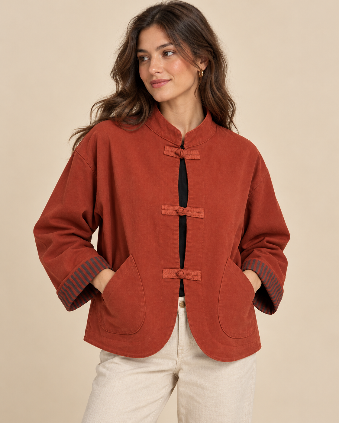 Chaqueta color teja de estilo oriental RYRTEEN puesta por modelo, vista frontal