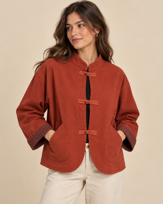 Chaqueta color teja de estilo oriental RYRTEEN puesta por modelo, vista frontal