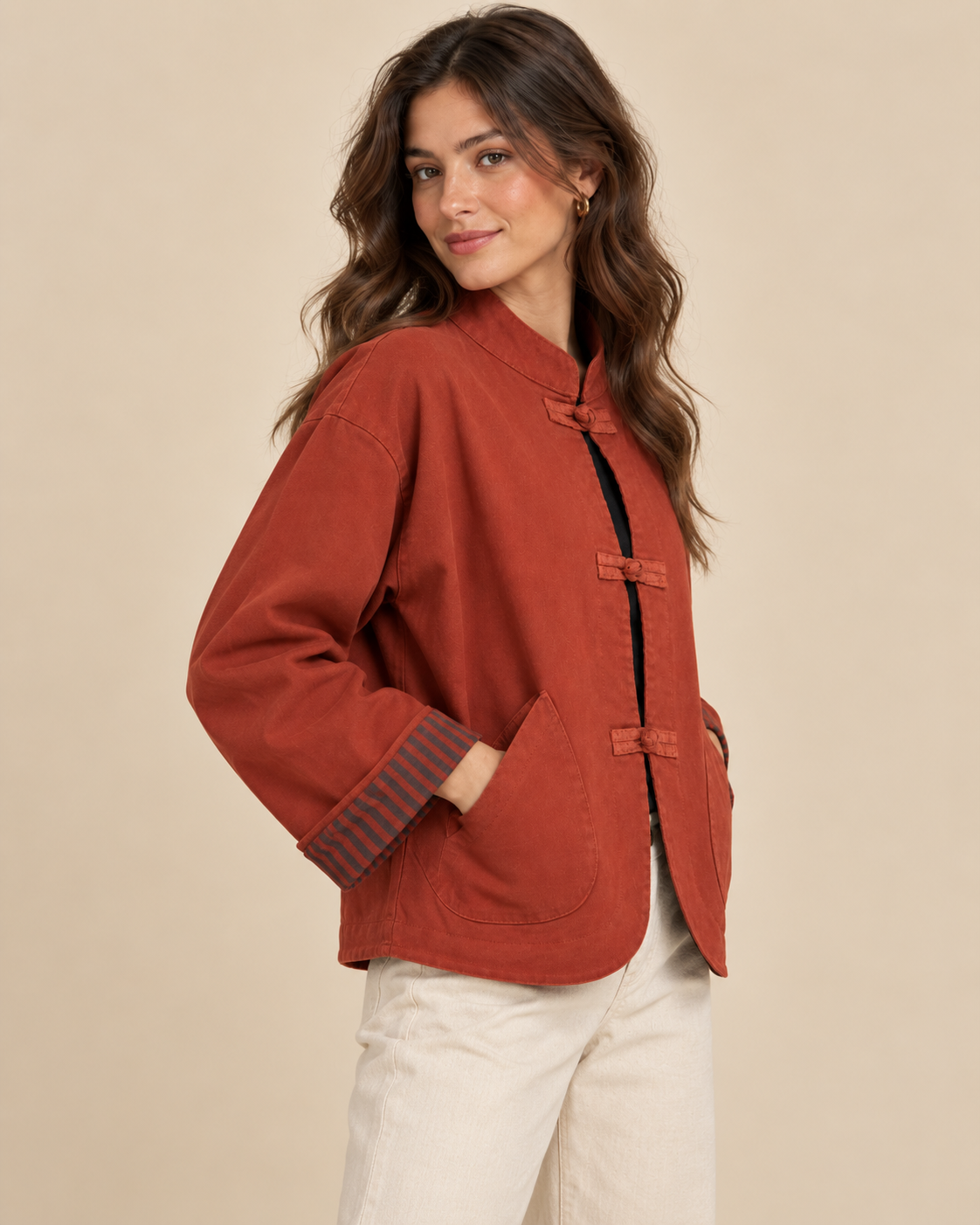 Chaqueta color teja de estilo oriental RYRTEEN puesta por modelo, vista tres cuartos