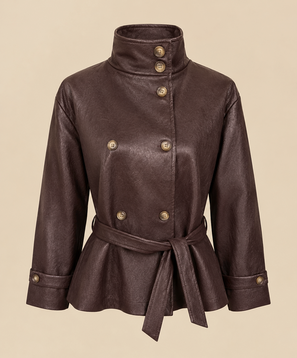 Chaqueta Verona color marrón chocolate con cuello alto y cinturón sobre fondo beige