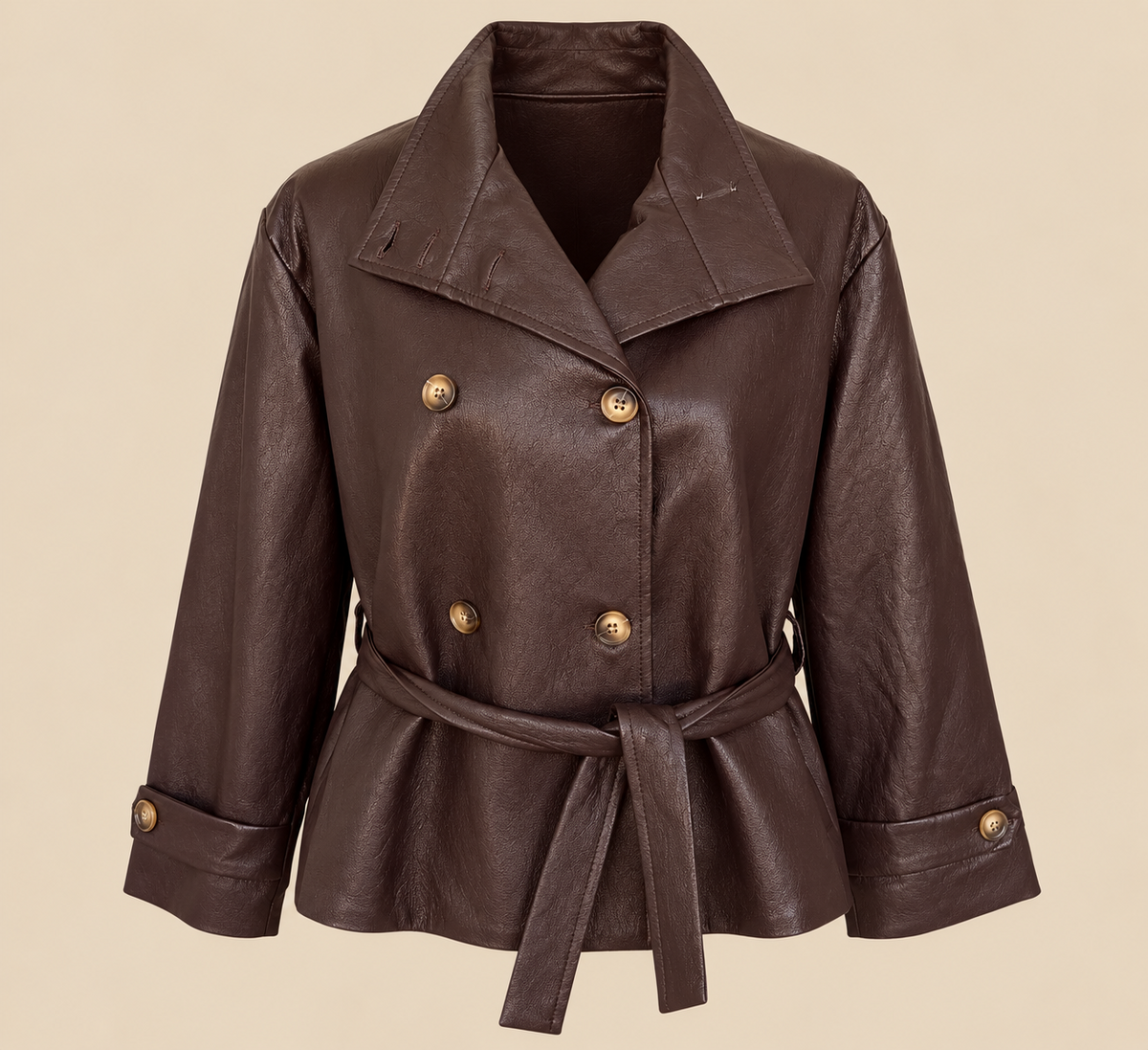 Chaqueta Verona color marrón chocolate con solapas abiertas y cinturón sobre fondo beige