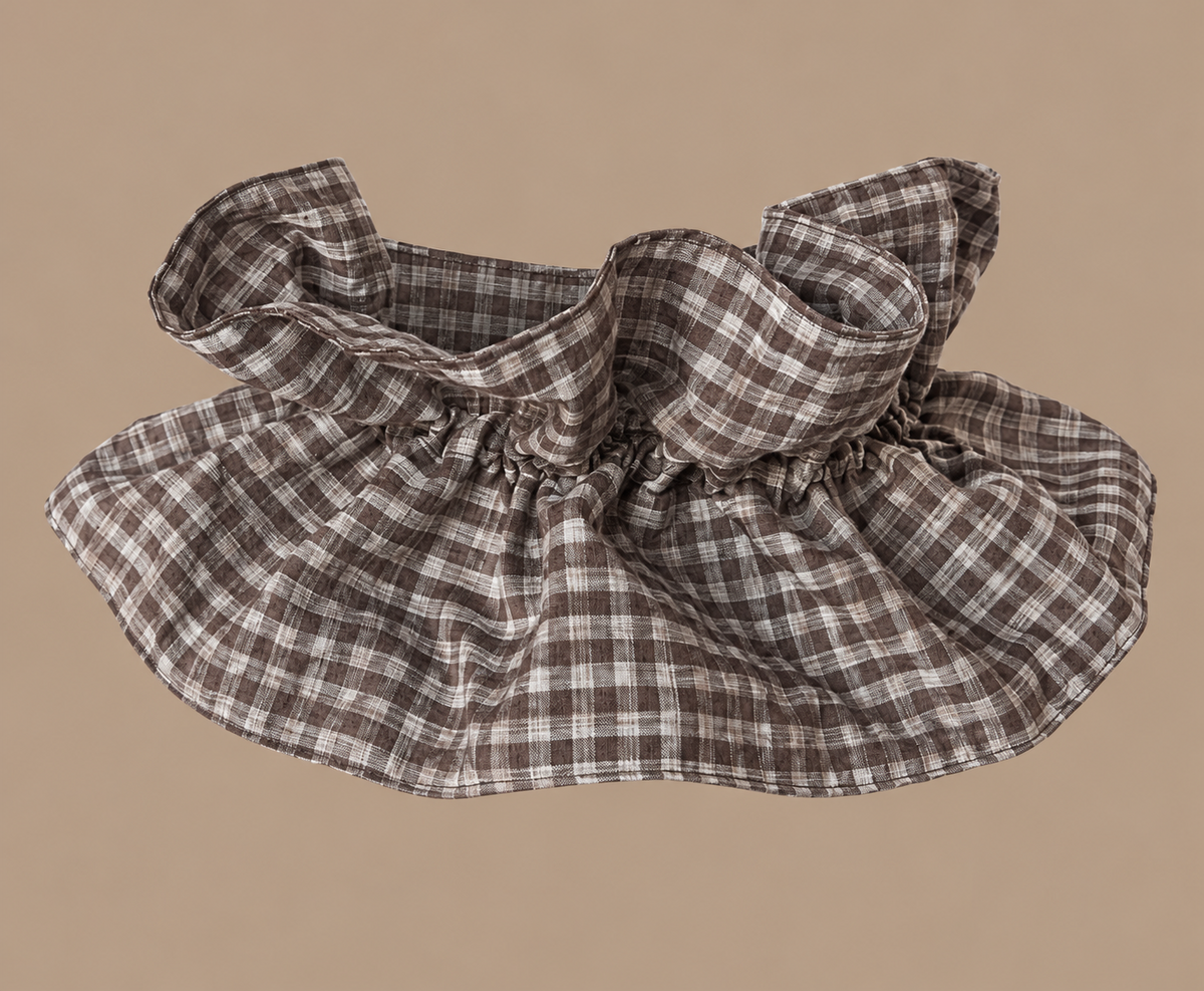 Cuello postizo de cuadros topo con volante sobre fondo beige