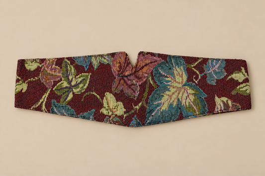 Detalle del tejido jacquard floral burdeos
