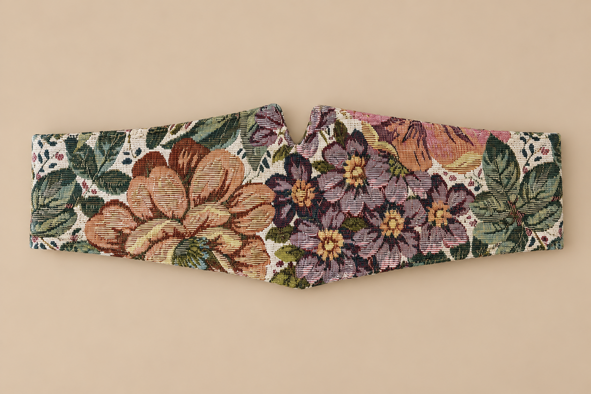 Detalle del estampado floral del fajín de fondo claro