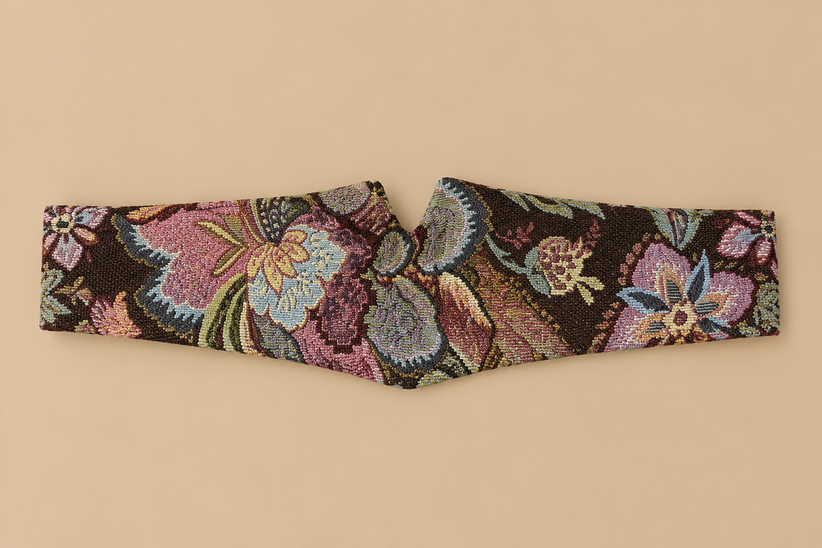 Cinturón fajín jacquard de flores multicolor sobre fondo oscuro, vista frontal