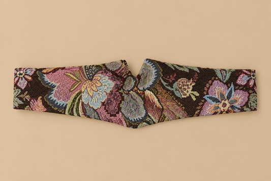 Cinturón fajín jacquard de flores multicolor sobre fondo oscuro, vista frontal