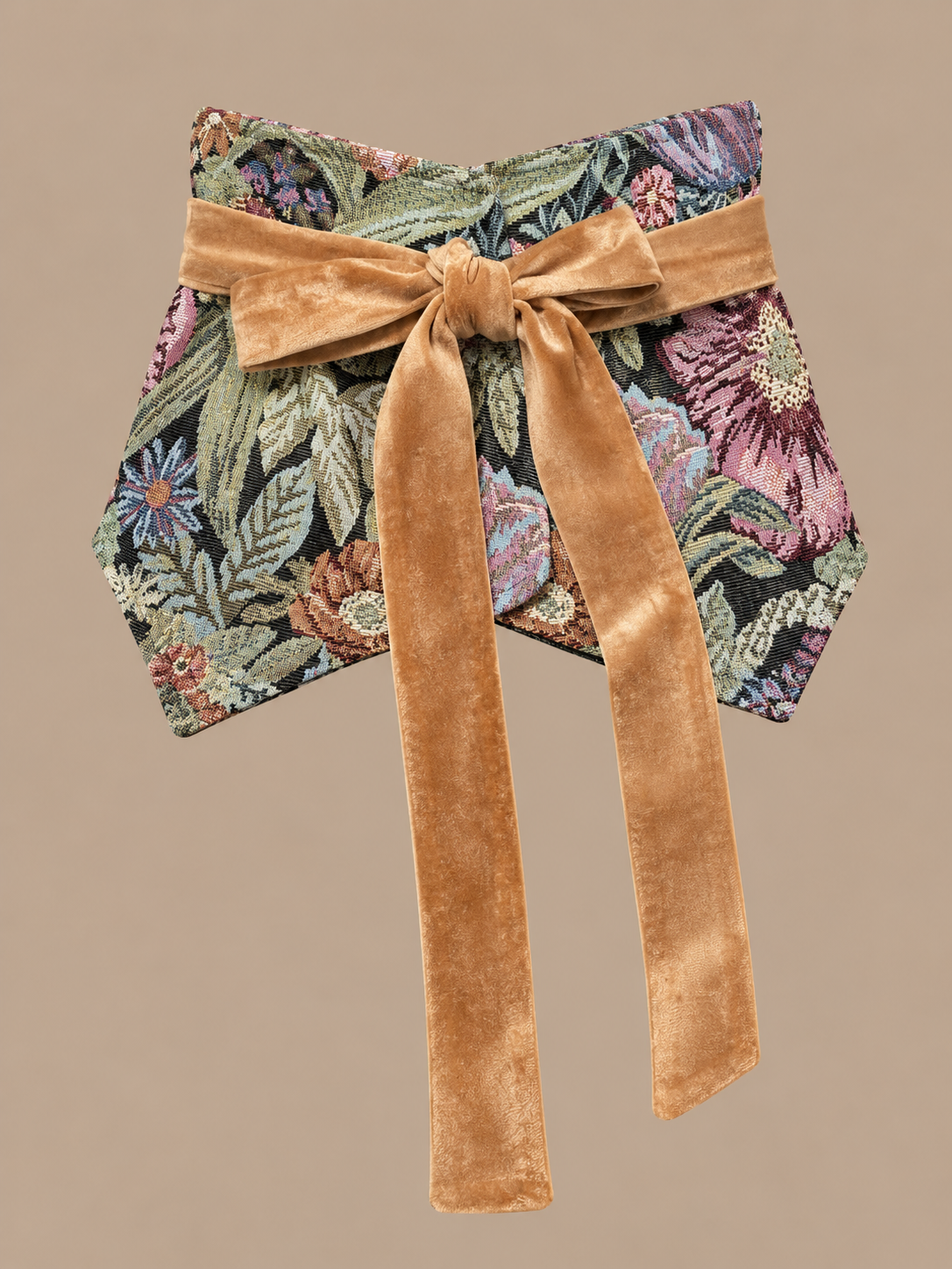 Fajín Azalea floral con lazada de terciopelo camel sobre fondo beige
