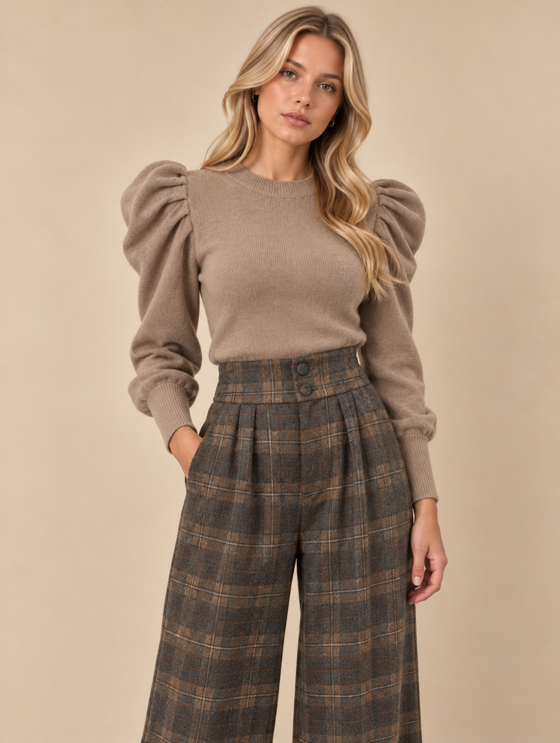 Jersey beige con mangas abullonadas RYRTEEN puesto por modelo, vista frontal