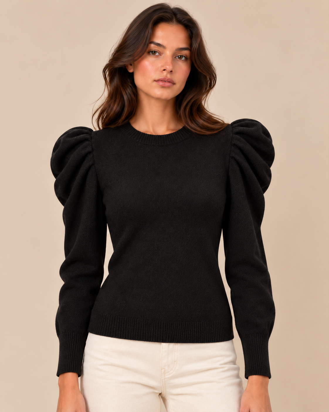 Jersey negro con mangas abullonadas RYRTEEN puesto por modelo, vista frontal