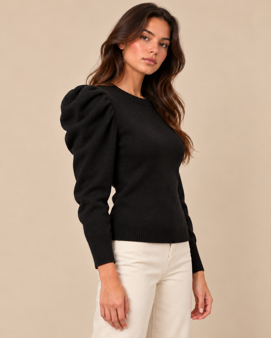 Jersey negro con mangas abullonadas RYRTEEN puesto por modelo, segunda pose