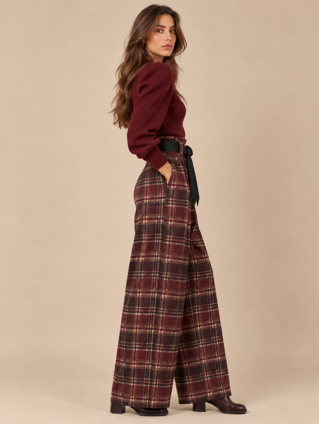 Pantalón de cuadros burdeos y marrón con lazada RYRTEEN puesto por modelo, vista lateral