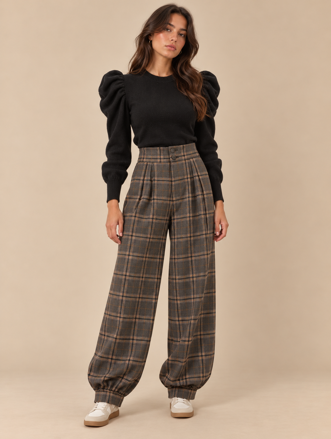 Pantalón de cuadros gris y camel RYRTEEN puesto por modelo, vista frontal