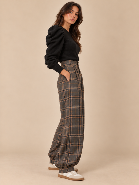 Pantalón de cuadros gris y camel RYRTEEN puesto por modelo, vista lateral