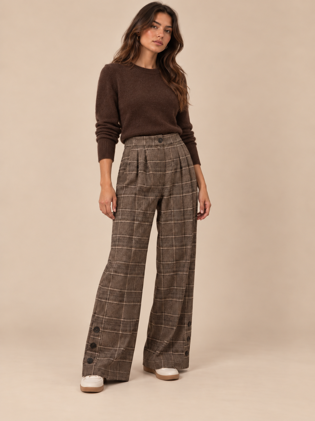 Pantalón de cuadros marrón y beige RYRTEEN puesto por modelo, vista frontal