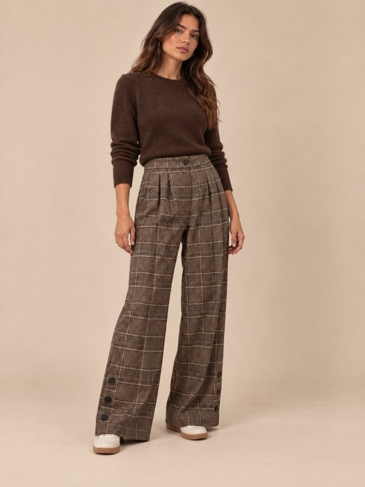 Pantalón de cuadros marrón y beige RYRTEEN puesto por modelo, vista frontal