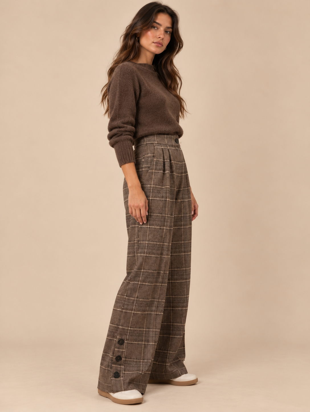 Pantalón de cuadros marrón y beige RYRTEEN puesto por modelo, segunda pose