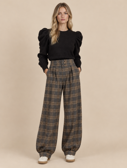 Pantalón de cuadros marrón y gris con doble botón RYRTEEN puesto por modelo, vista frontal