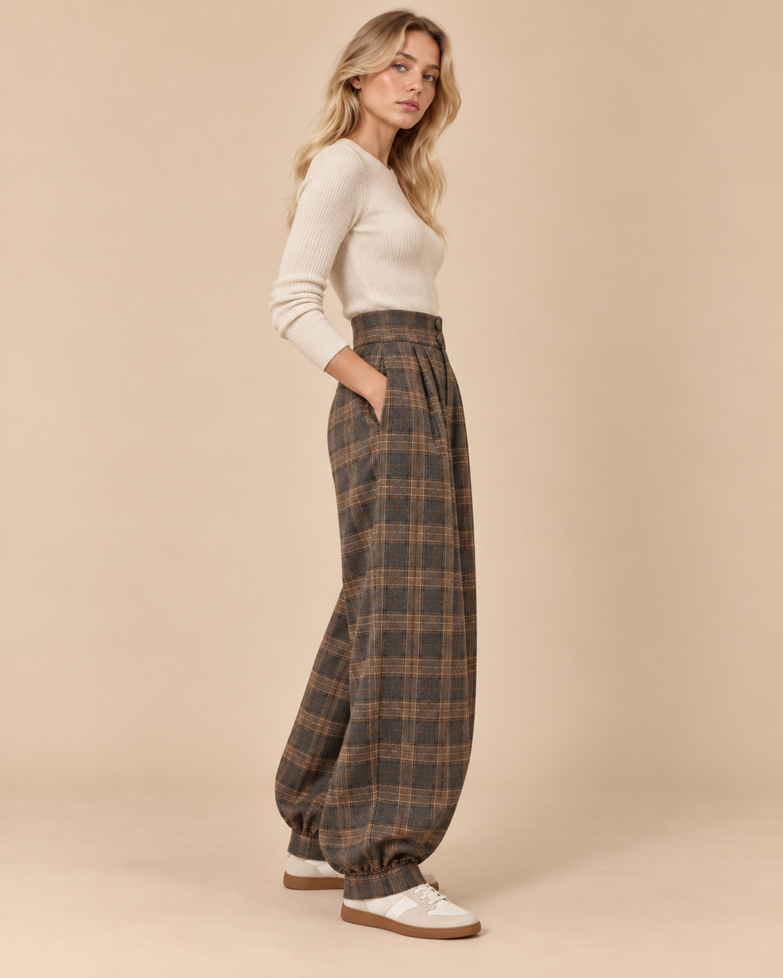 Pantalón de cuadros marrón y gris con doble botón RYRTEEN puesto por modelo, vista lateral