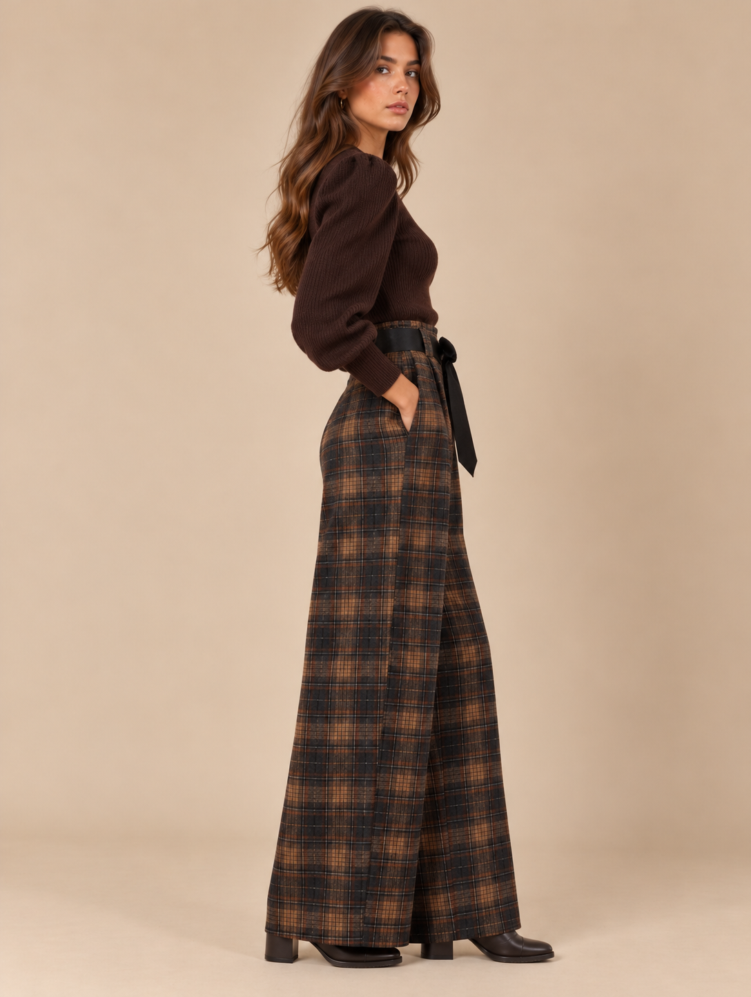 Pantalón de cuadros marrón y negro con lazada RYRTEEN puesto por modelo, vista lateral