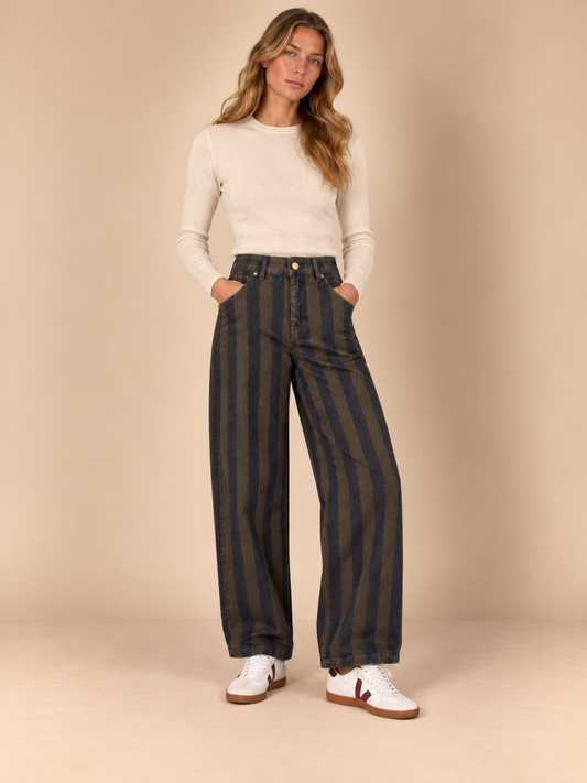 Pantalón de rayas azul marino y verde oliva, modelo frontal