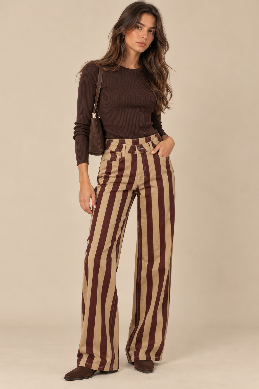 Pantalón de rayas beige y burdeos RYRTEEN puesto por modelo, segunda pose