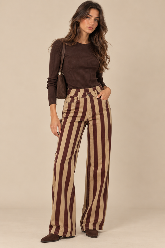 Pantalón de rayas beige y burdeos RYRTEEN puesto por modelo, segunda pose