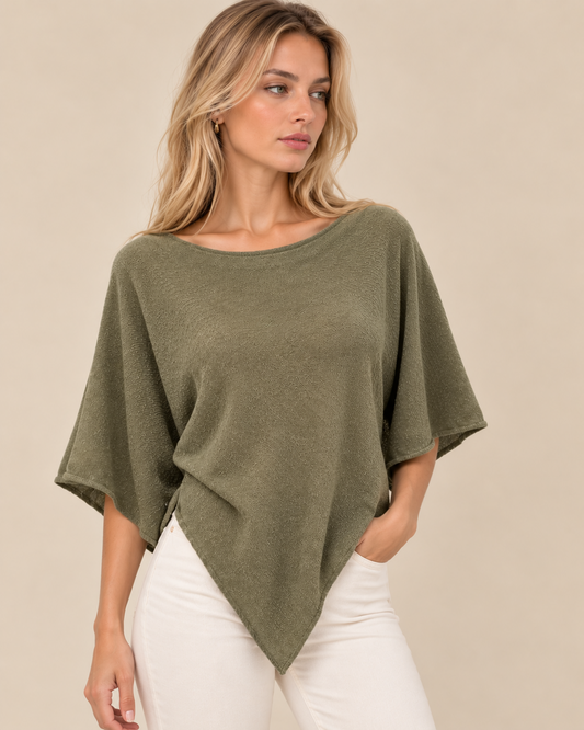 Poncho de punto verde oliva RYRTEEN puesto por modelo, vista tres cuartos
