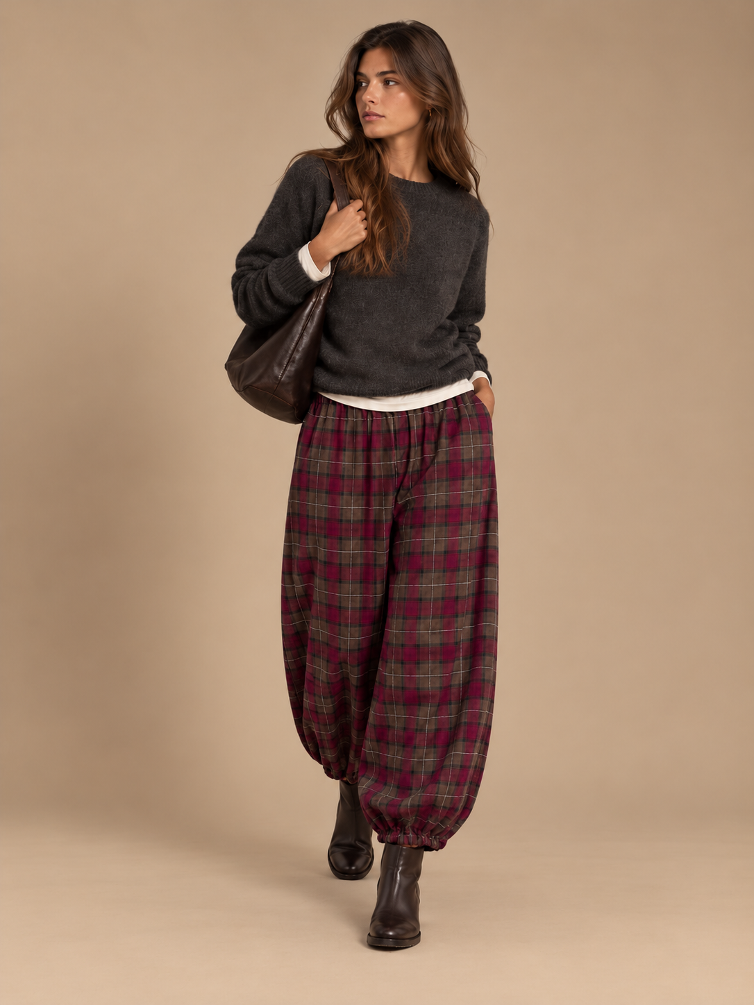 Pantalón Braga de cuadros burdeos y marrón estilo bombacho puesto por modelo