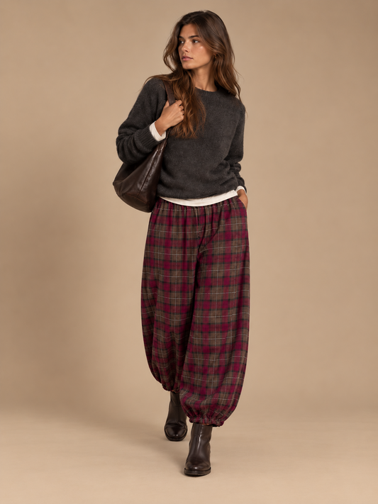 Pantalón Braga de cuadros burdeos y marrón estilo bombacho puesto por modelo