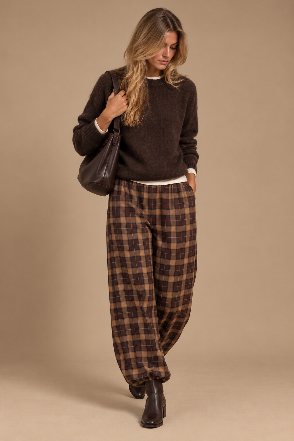 Pantalón Dublin de cuadros marrón y camel estilo bombacho, puesto por modelo