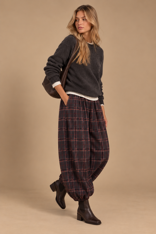 Pantalón Dublin de cuadros gris oscuro y burdeos estilo bombacho, puesto por modelo
