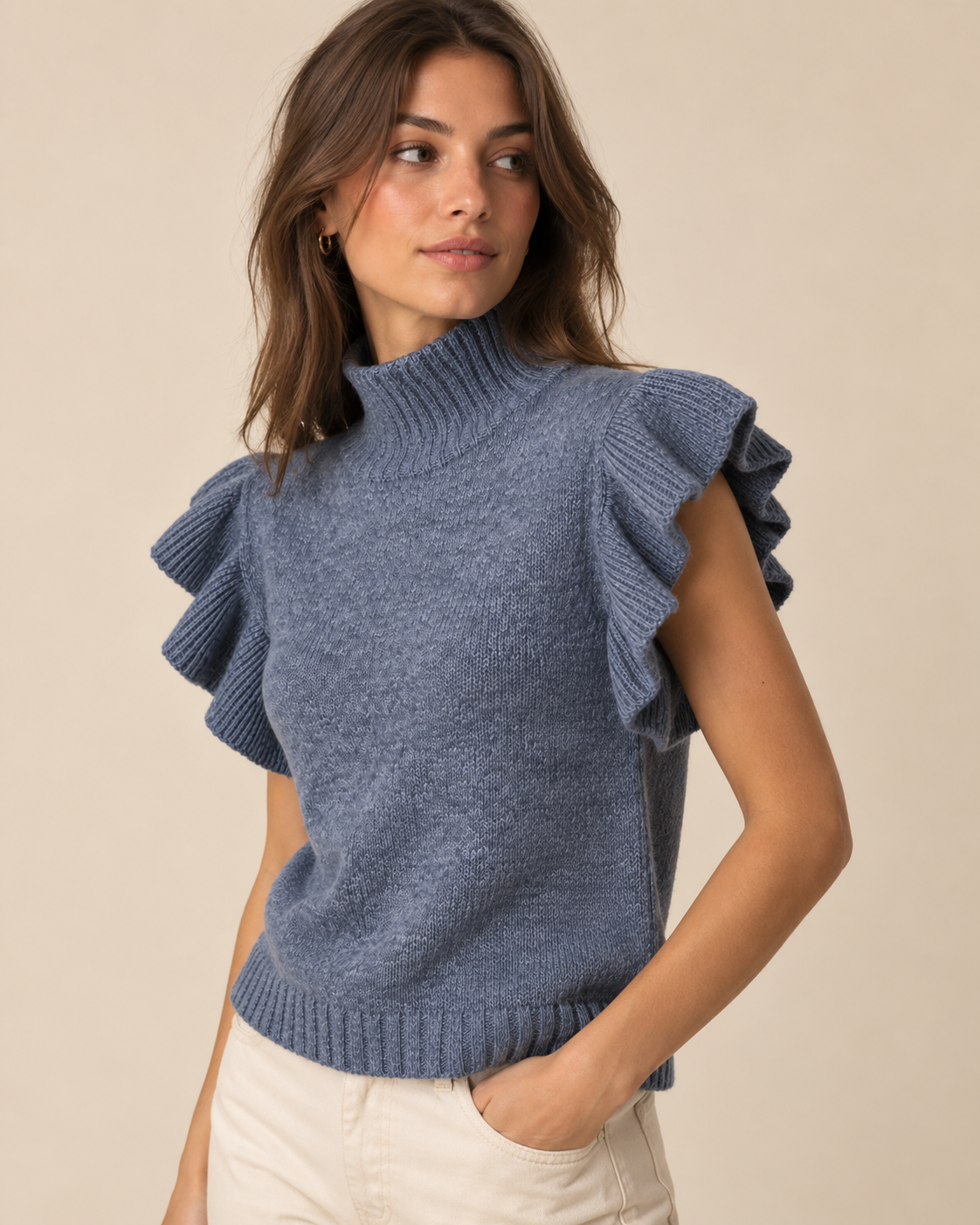 Top de punto azul con volantes RYRTEEN puesto por modelo, vista tres cuartos