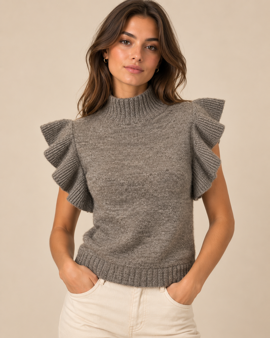 Top de punto gris con volantes RYRTEEN puesto por modelo, vista frontal