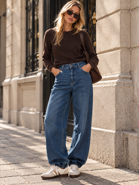 Modelo luciendo Vaqueros Berlín azules de tiro alto con piernas amplias y bajo fruncido